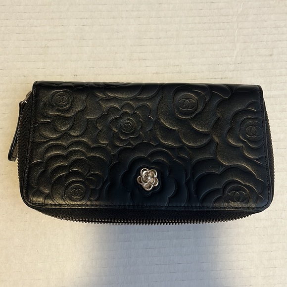 CHANEL Authentic Camellia Round Zipper Long Wallet Black Embossed series 10 VTG - Picture 1 of 16